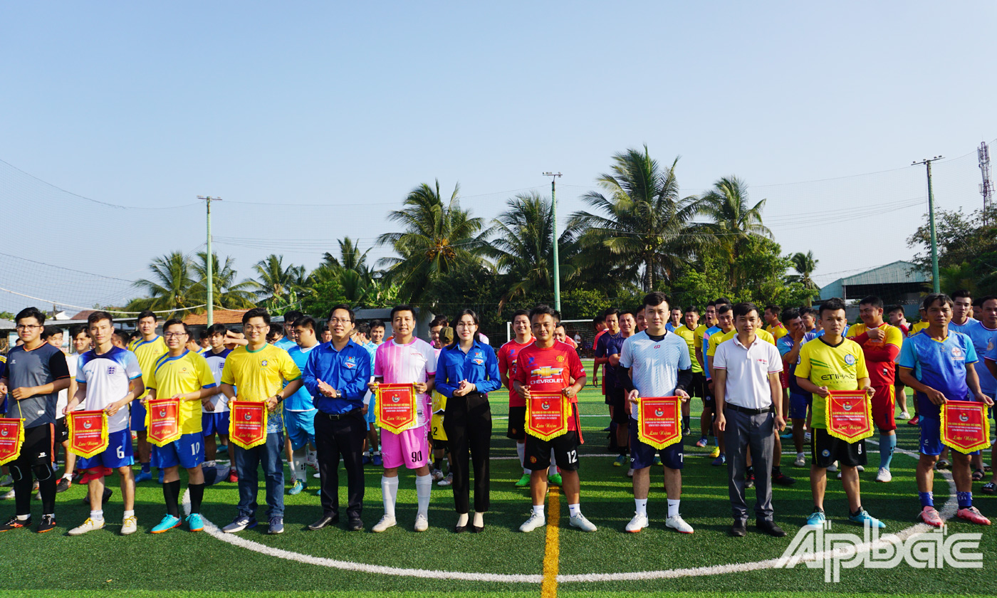 Ban Tổ chức trao Cờ lưu niệm cho các đơn vị tham gia giải