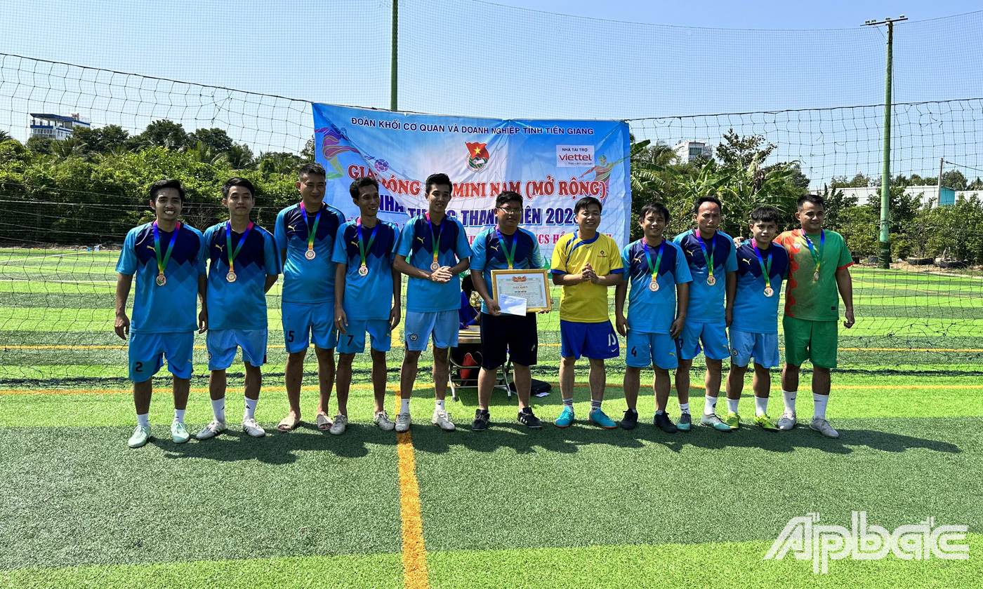 Ban Tổ chức trao giải Nhất, Nhì, Ba cho các đội có thành tích cao