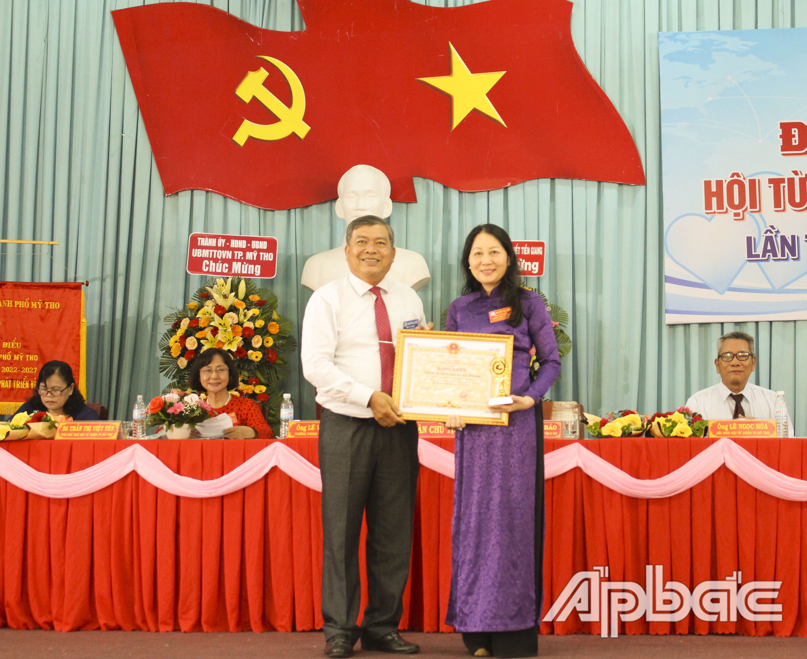 Lãnh đạo UBND TP. Mỹ Tho trao tặng bằng khen của UBND tỉnh cho nhóm Từ thiện San sẻ yêu thương