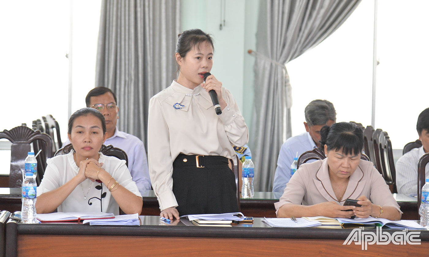 Địa biểu phát biểu những khó khăn của địa phương trong công tác phòng, chống sốt xuất huyết.