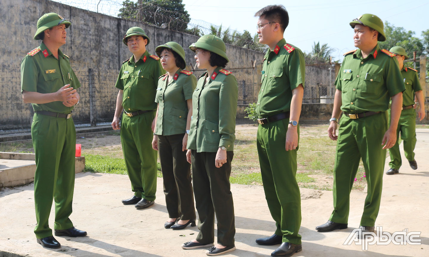 Đại tá Nguyễn Văn Đông, Giám thị Trại giam Phước Hòa báo cáo kết quả triển khai Chỉ thị số 17 với các thành viên trong Đoàn khảo sát số 3. 