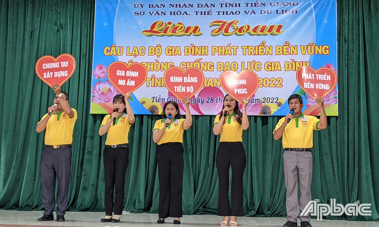 Sở VHTT&DL đẩy mạnh tuyên truyền nâng cao nhận thức người dân trong việc xây dựng gia đình hạnh phúc  thông qua các buổi họp mặt, liên hoan.
