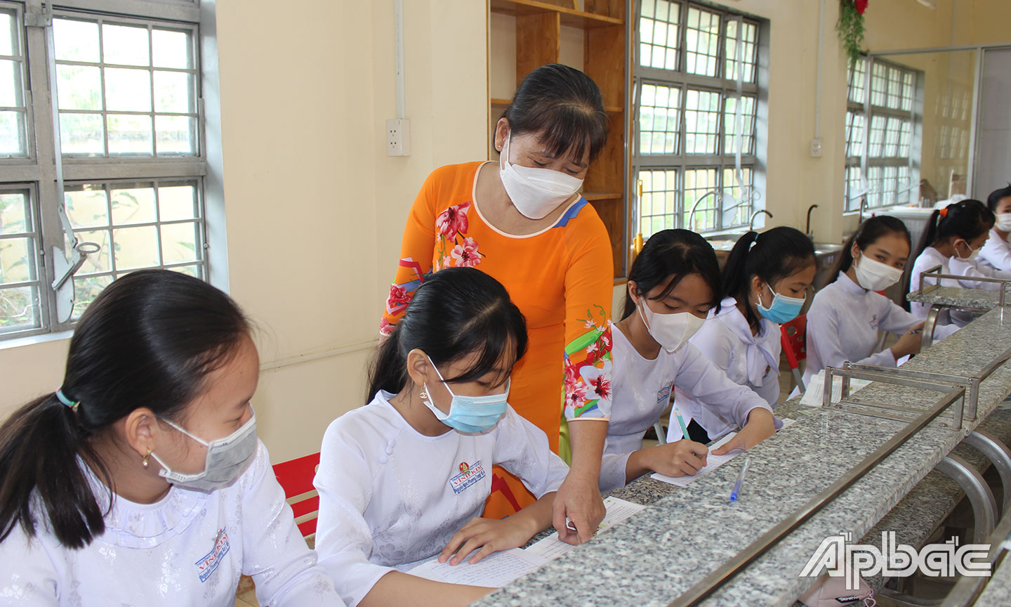 Dạy tích hợp ở bậc THCS trong triển khai Chương trình GDPT năm 2018 đang gây không ít  khó khăn cho các trường học. (Ảnh chụp tại Trường THCS Vĩnh Kim, huyện Châu Thành)