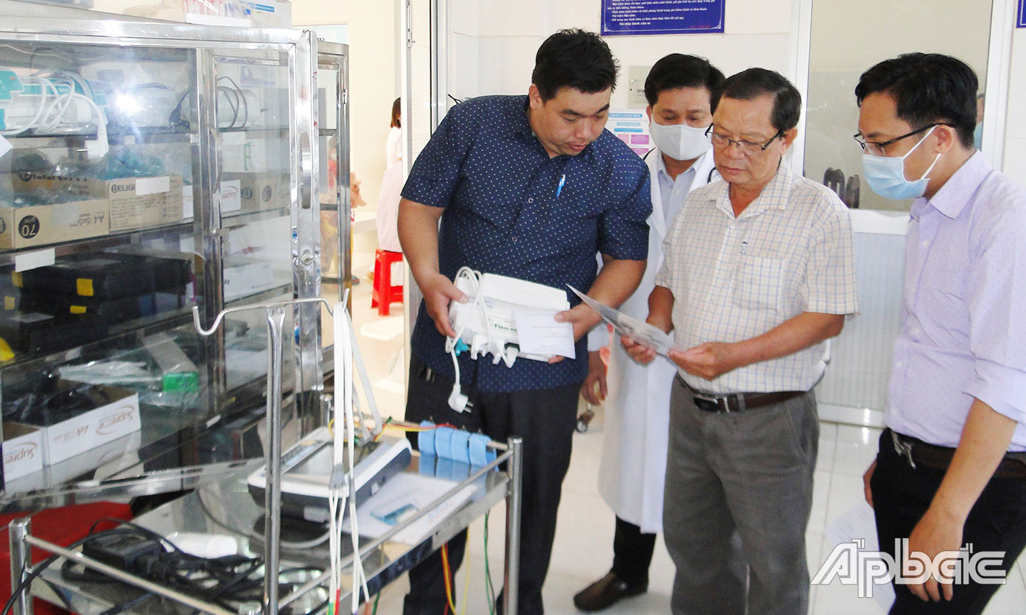 Kiểm tra trang thiết bị phục vụ công tác điều trị.