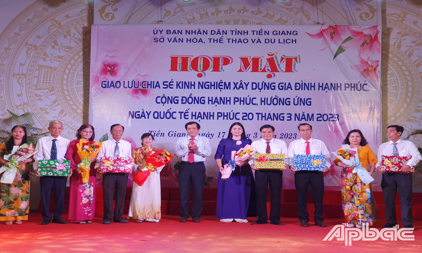 Ban tổ chức đã trao tặng hoa và quà cho 36 gia đình tham dự họp mặt.