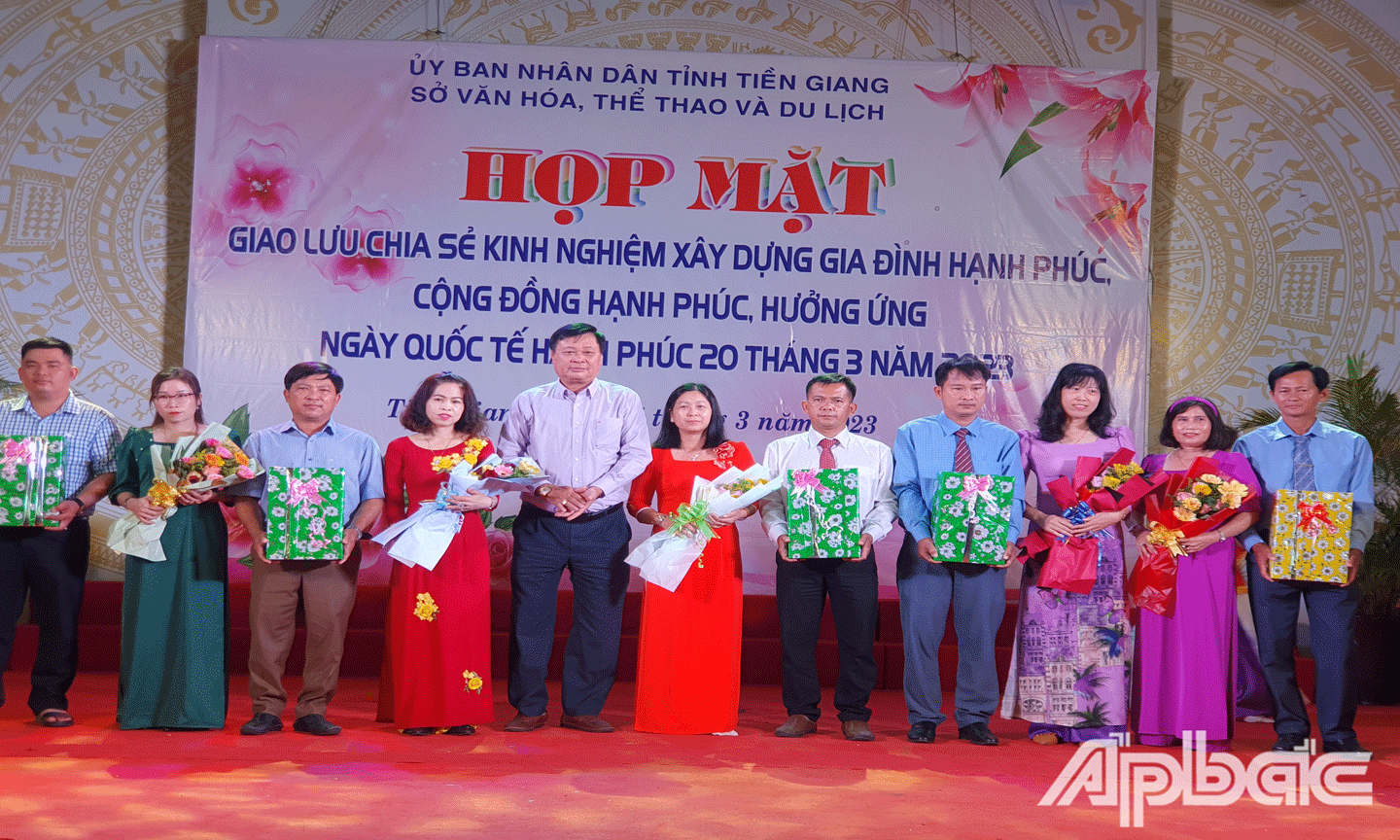 Phó Trưởng Ban Dân vận Tỉnh ủy Nguyễn Trọng Hữu tặng hoa và quà cho các gia đình. 