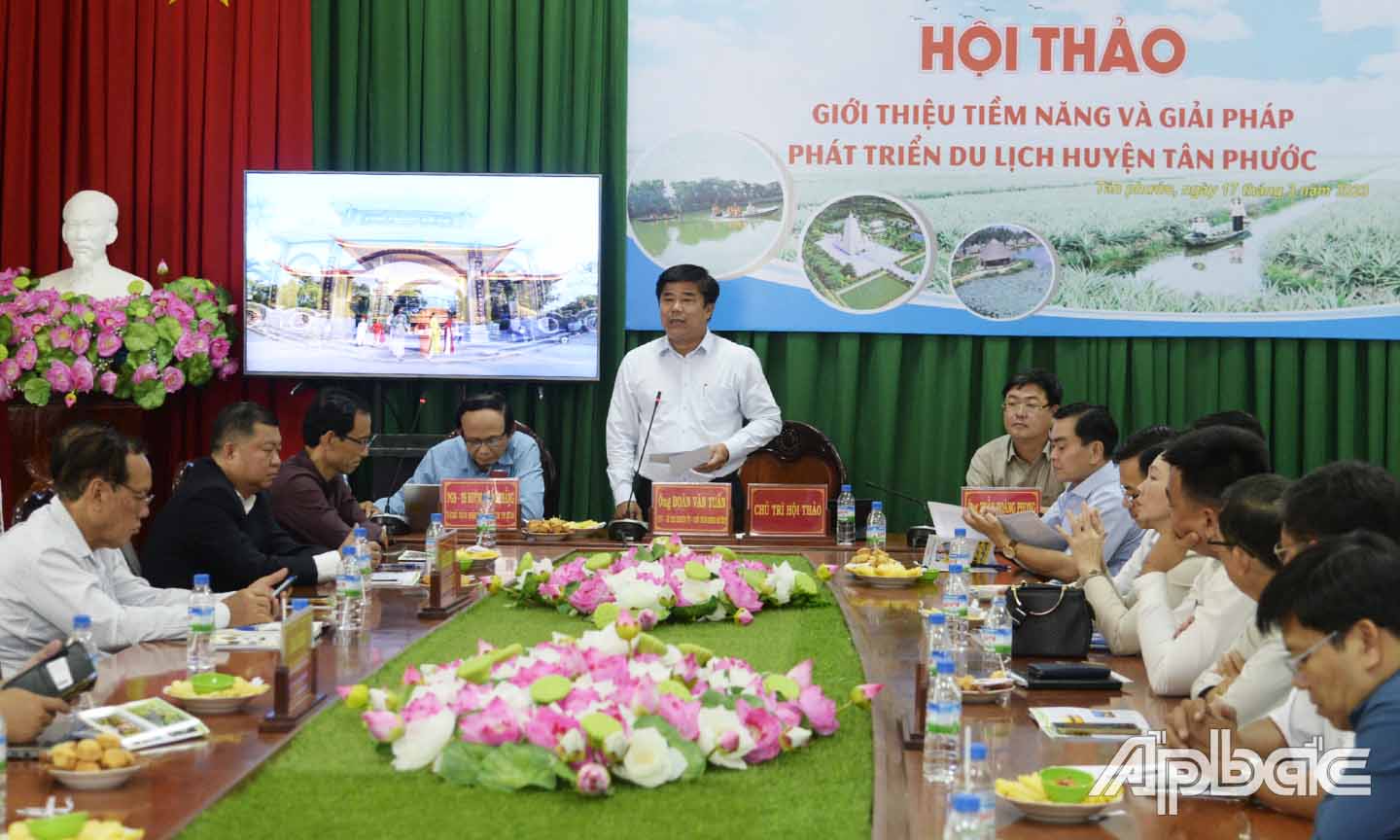 Các đại biểu làm việc tại Hội thảo.