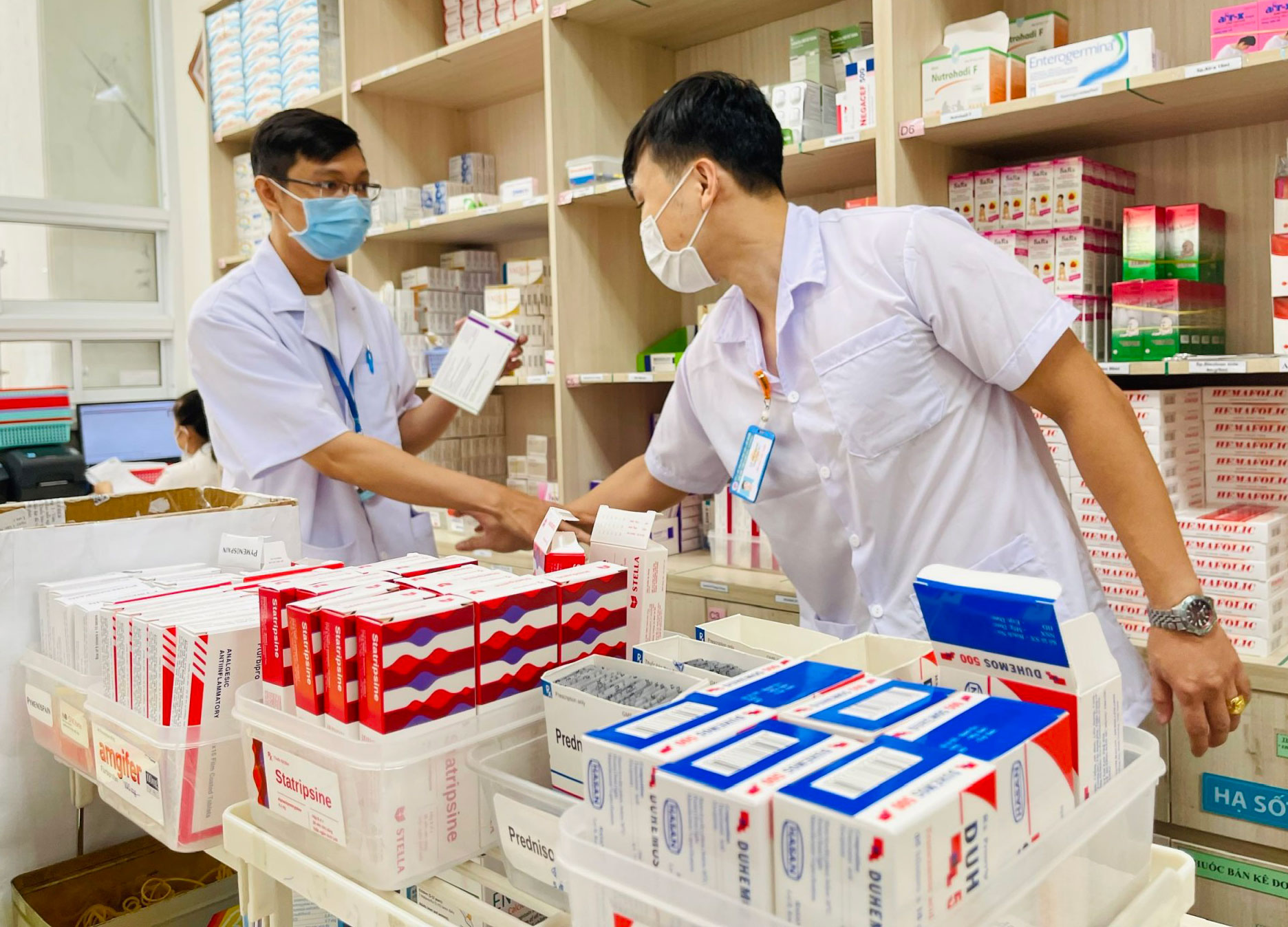 Thời gian qua, Bộ Y tế đã quyết liệt triển khai nhiều giải pháp nhằm tăng cường xử lý, giải quyết việc đăng ký lưu hành, gia hạn đăng ký lưu hành thuốc, nguyên liệu làm thuốc; Đẩy nhanh tiến độ cấp, gia hạn giấy đăng ký lưu hành theo quy định tại Luật Dược...