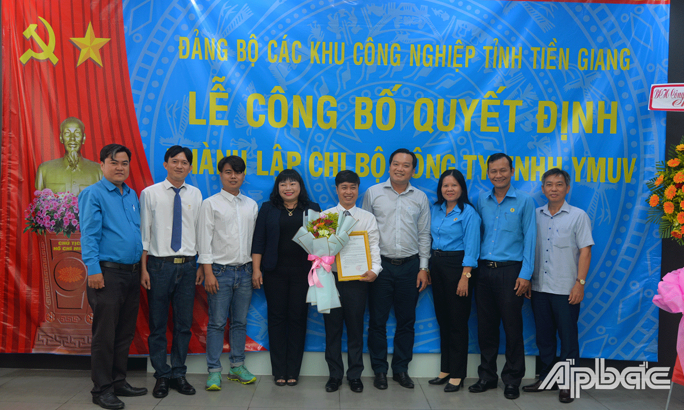 Đại biểu chụp ảnh lưu niệm tại lễ công bố quyết định thành lập chi bộ công ty.