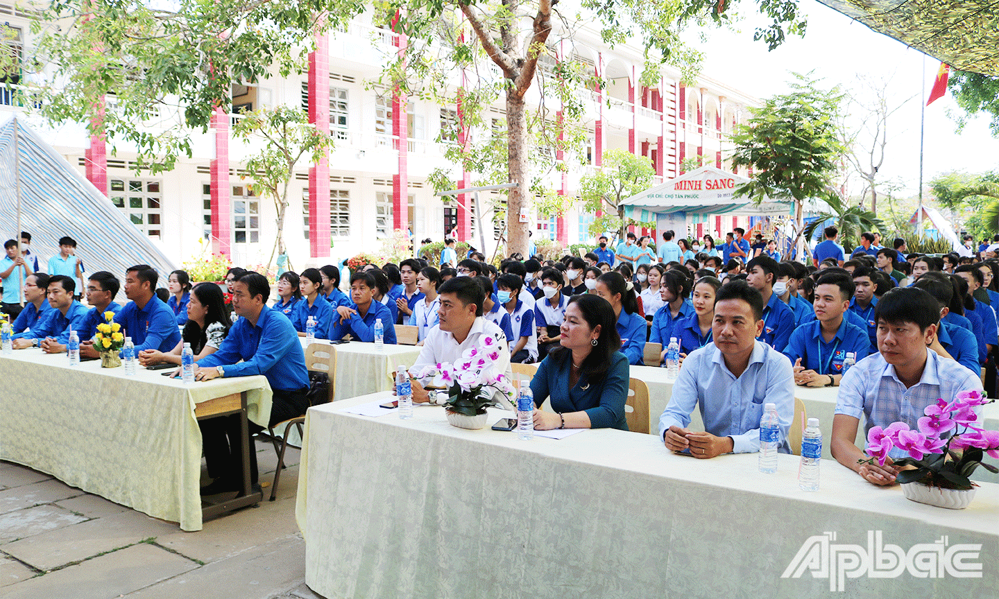 Đại biểu cùng đoàn viên thanh niên tham dự Hội trại 26-3