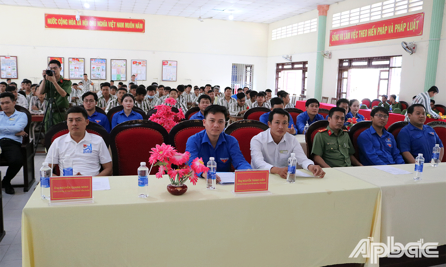 Đại biểu, đoàn viên, thanh niên và phạm nhân đang chấp hành án tại Trại giam Phước Hòa.