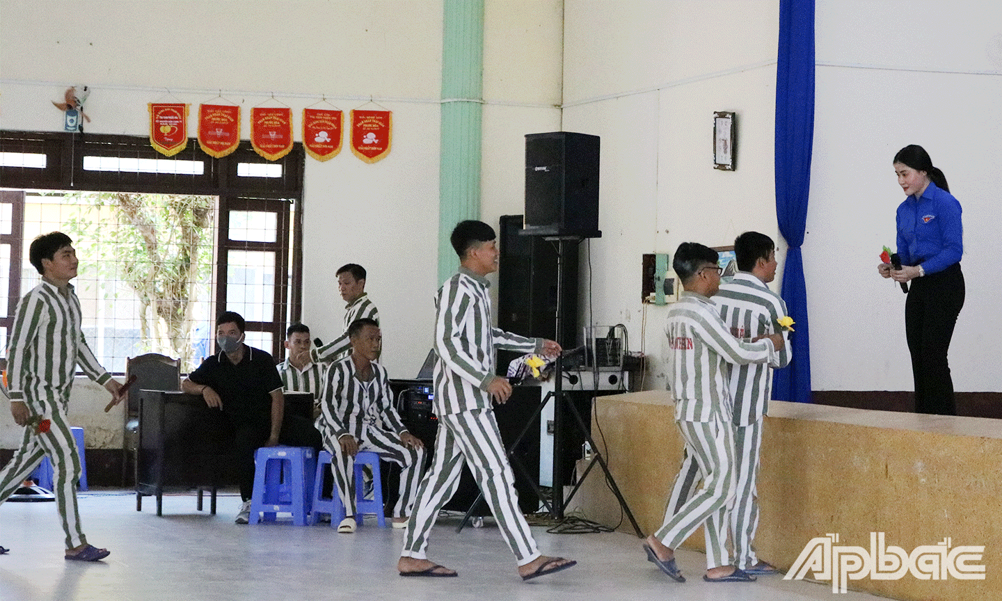 Các bạn đoàn viên, thanh niên và phạm nhân giao lưu văn nghệ
