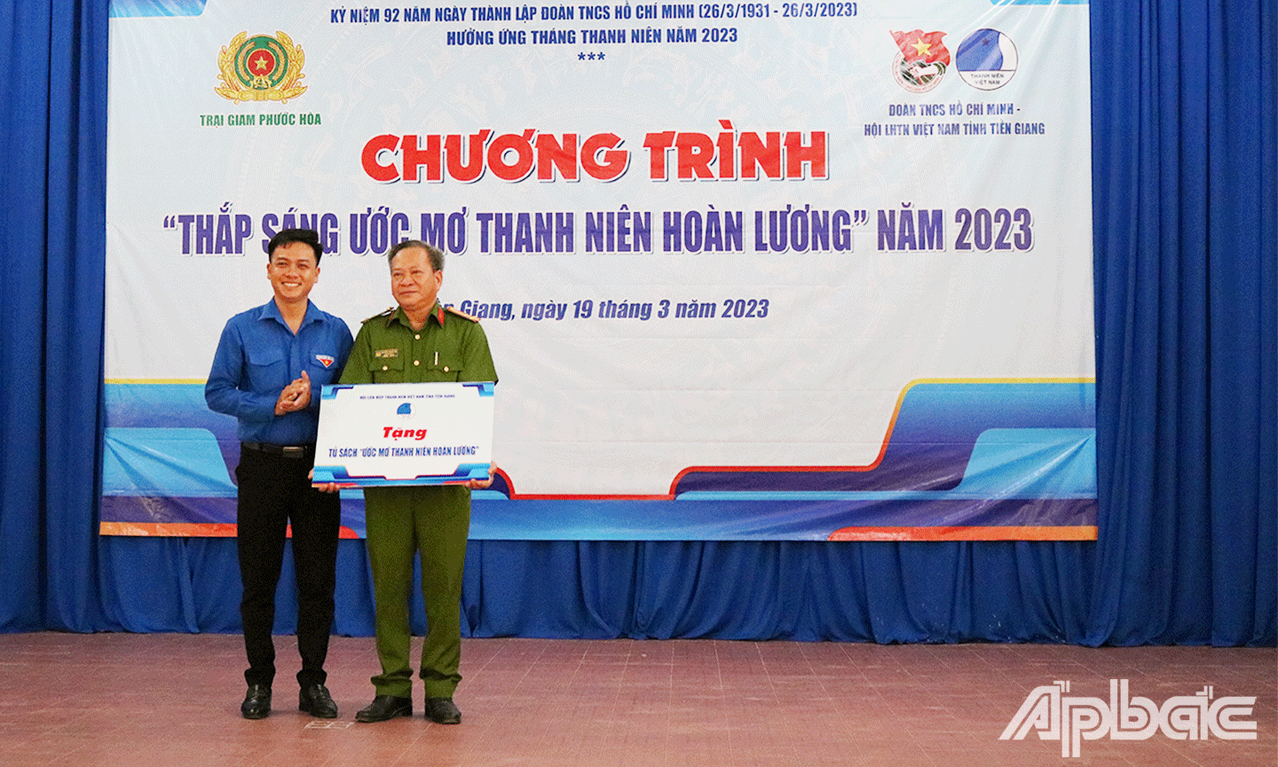 Tỉnh đoàn và Hội LHTN Việt Nam tỉnh tặng 1 tủ sách cho phạm nhân đang chấp hành án tại trại giam. 