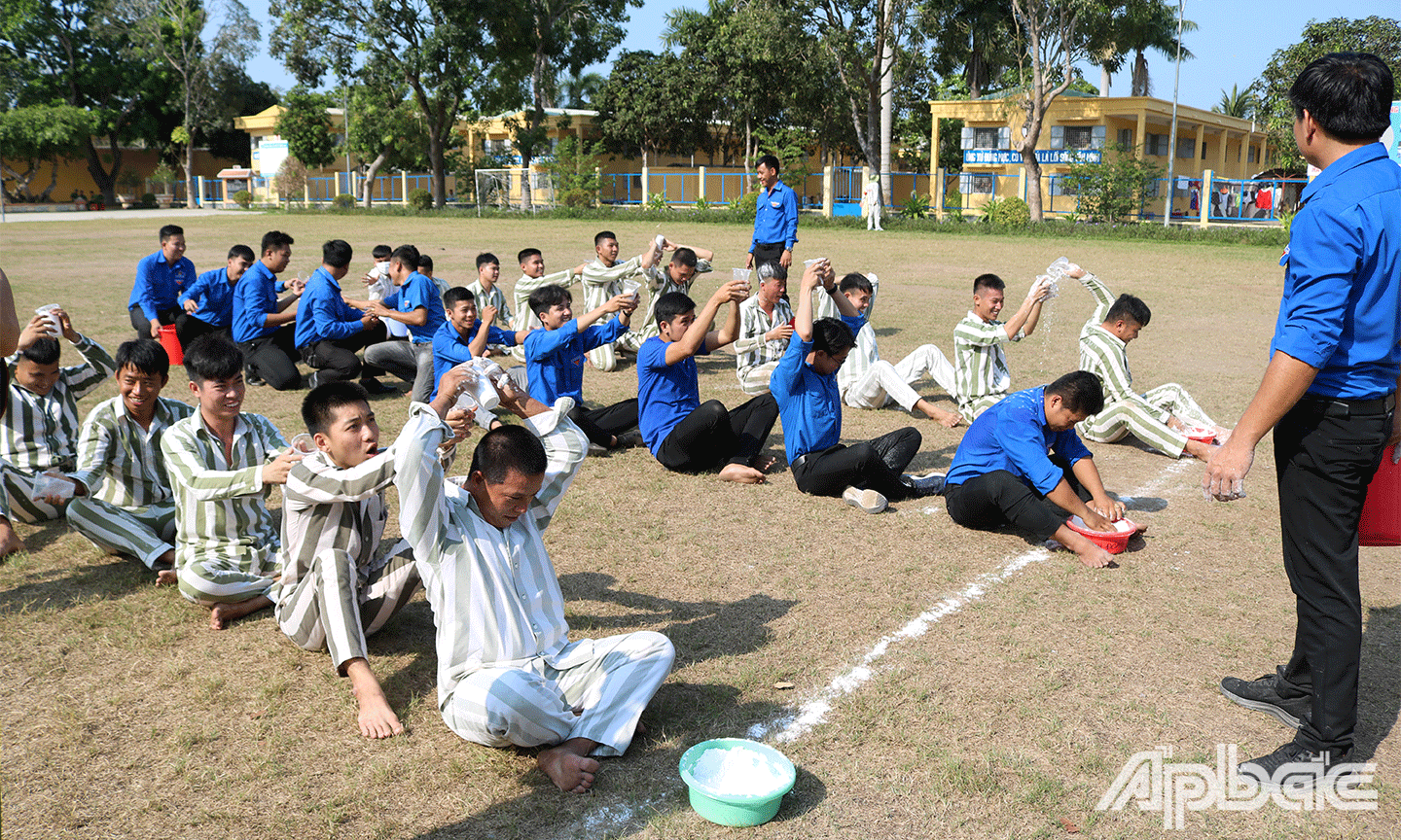 , các bạn đoàn viên, thanh niên và phạm nhân cùng nhau tham gia các trò chơi 