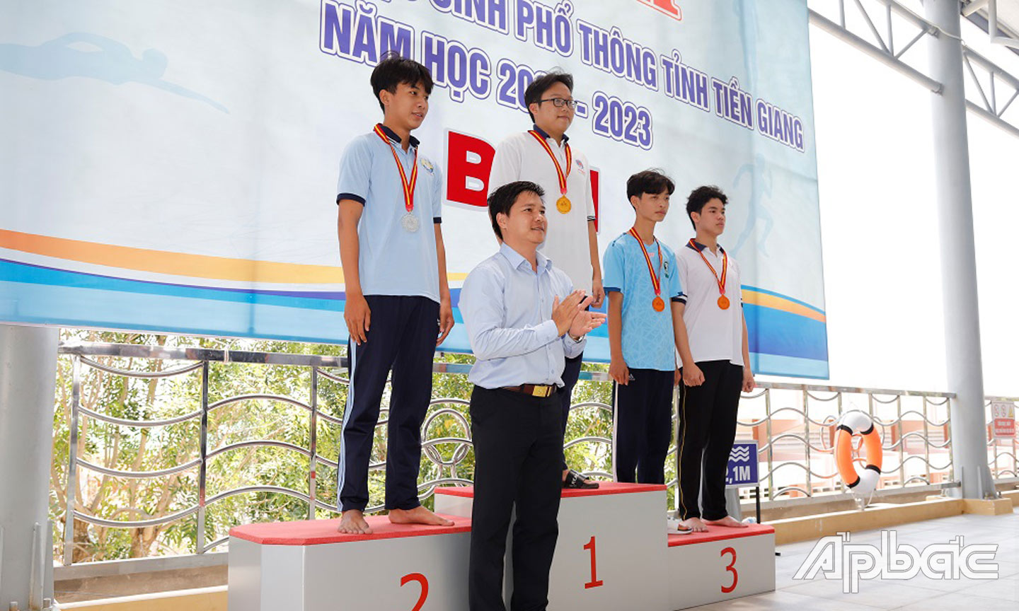  Trao giải nội dung 100m tự do nam THPT.