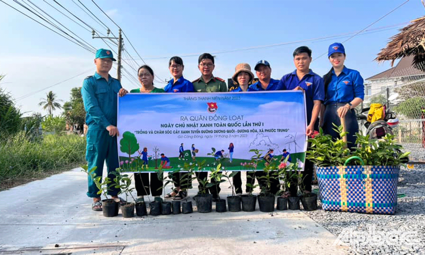 BTV Huyện Đoàn -UB Hội LHTN huyện chọn xã Phước Trung làm điểm tổ chức  ra quân Ngày Chủ nhật xanh lần thứ 1, năm 2023 trồng và chăm sóc 50 cây xanh trên tuyến đường ấp Dương Quới-Dương Hoà, xã Phước Trung với 15 ĐVTN tham gia. Đoàn Thanh niên các cơ sở trực thuộc huyện đã hưởng ứng phong trào với nhiều hoạt động, phần việc thiết thực, hiệu quả, phù hợp với tình hình tại các địa phương, đơn vị: Tổ chức ra quân phát quang, dọn dẹp, vệ sinh các tuyến đường; thu gom rác thải tại các cơ quan, đơn vị; thu gom rác thải ven biển; trồng, chăm sóc cây xanh, đường hoa thanh niên; hỗ trợ ngày công xây Nhà,....với hơn 300 ĐVTN tham gia.