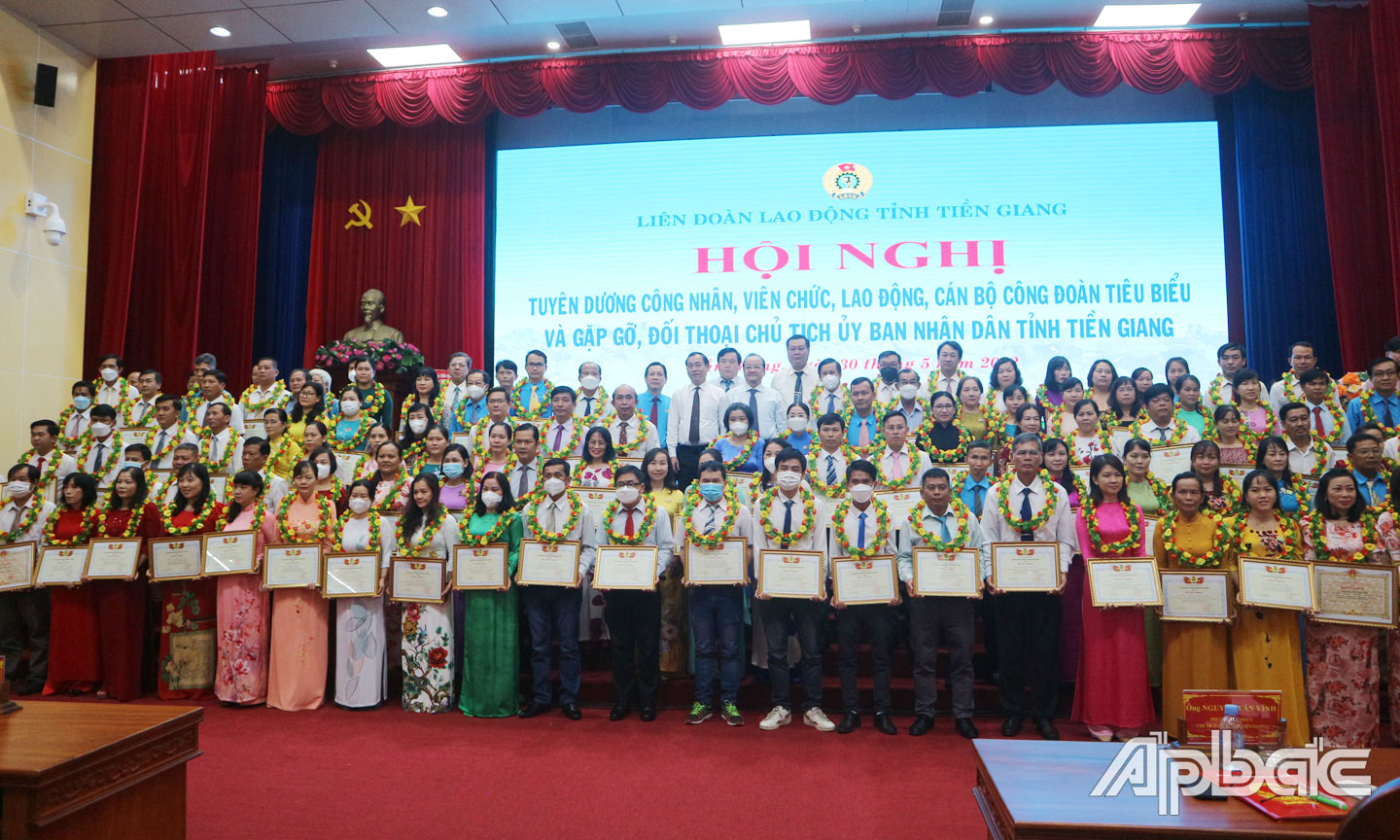 LĐLĐ tỉnh tổ chức Hội nghị tuyên dương cán bộ CĐ, CNVCLĐ tiêu biểu và gặp gỡ đối thoại Chủ tịch UBND tỉnh Tiền Giang năm 2022.