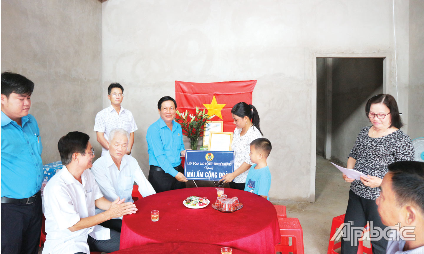 Chủ tịch LĐLĐ tỉnh trao nhà “Mái ấm CĐ” cho đoàn viên khó khăn về nhà ở.