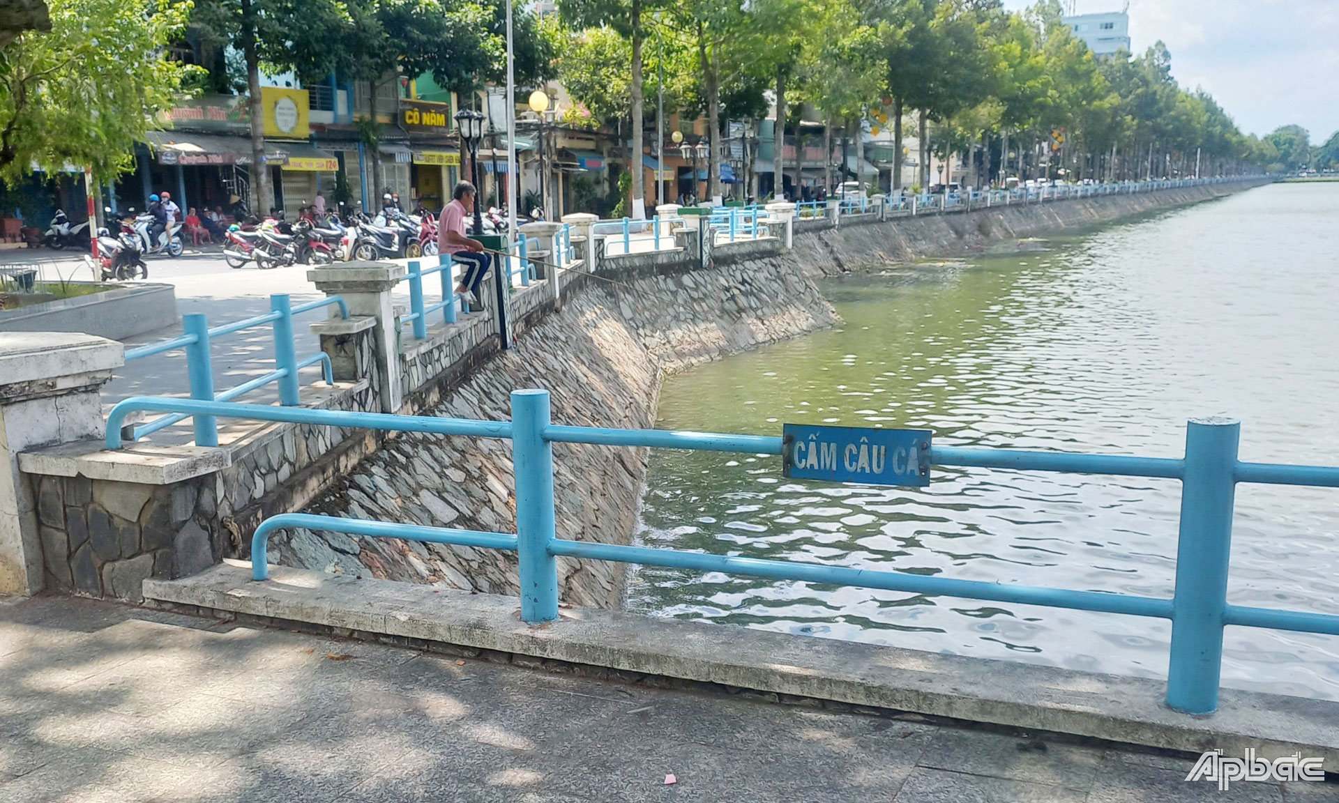 Sau khi lực lượng chức năng rời đi, lại xuất hiện trường hợp người dân thản nhiên ngồi thả câu tại khu vực Giếng nước Mỹ Tho.