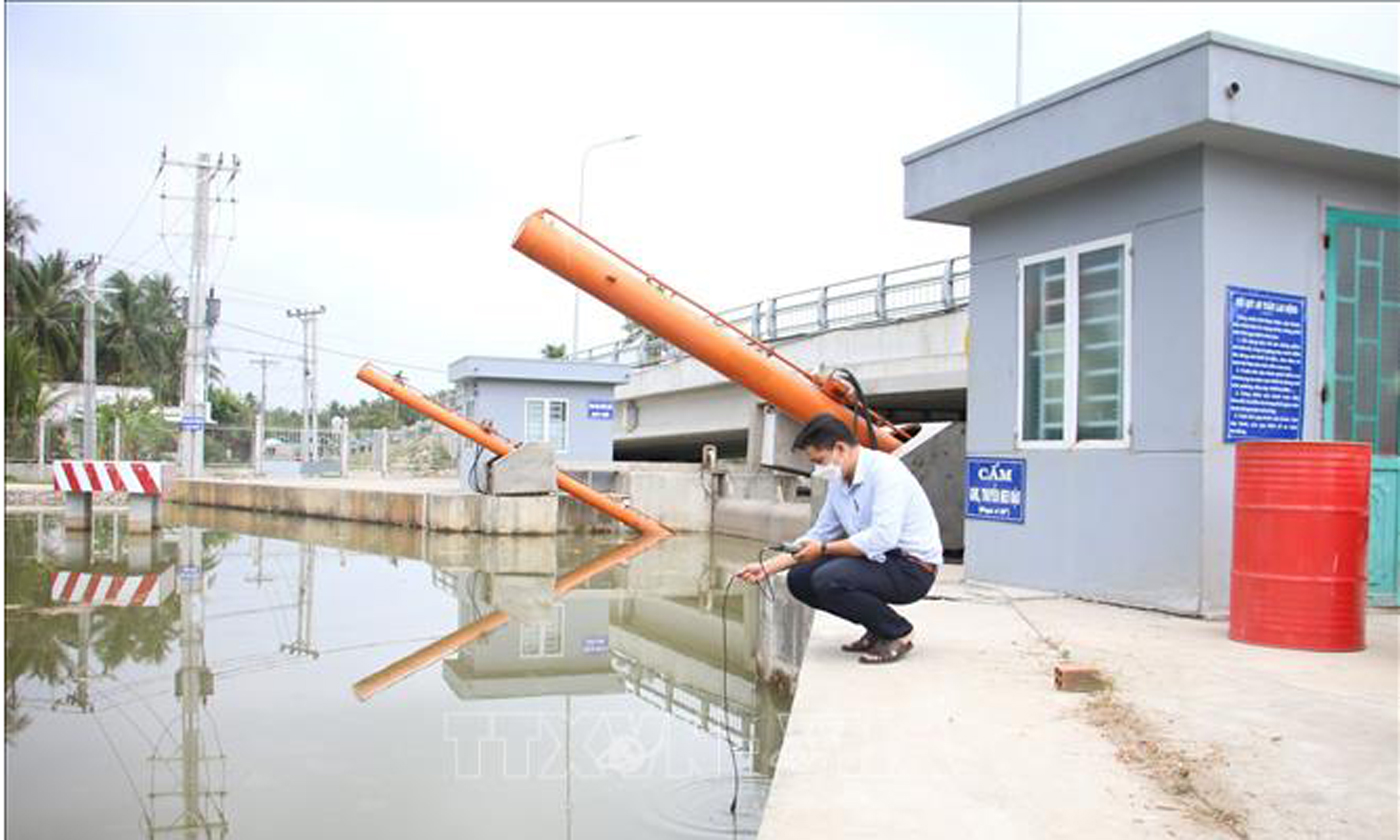 Cán bộ kỹ thuật Công ty THHH Một thành viên Khai thác công trình thủy lợi Bến Tre kiểm tra độ mặn khu vực cống Trung Nhuận, huyện Giồng Trôm, tỉnh Bến Tre. Ảnh tư liệu: Công Trí/TTXVN