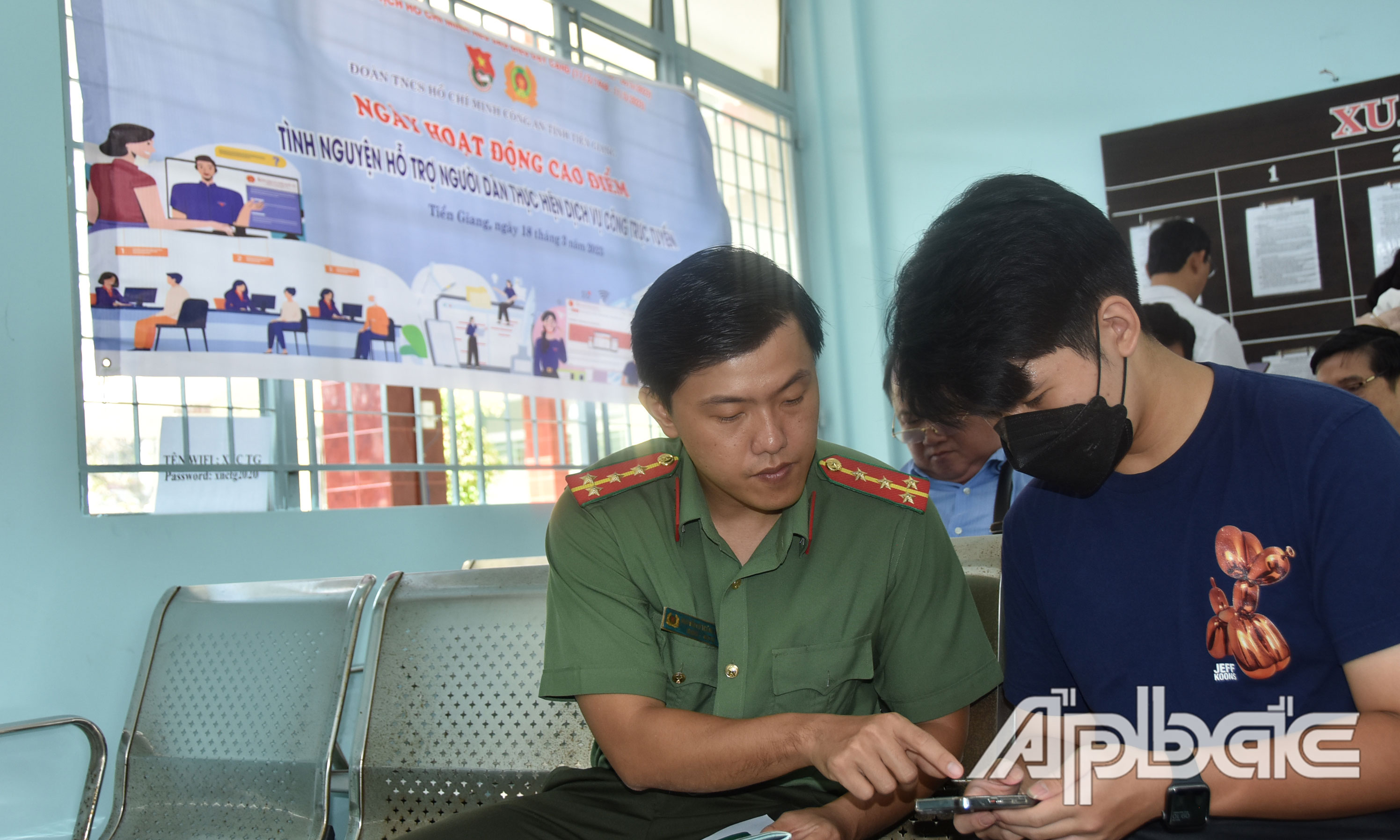 Hỗ trợ người dân thực hiện dịch vụ công trực tuyến trên lĩnh vực cấp hộ chiếu phổ thông.