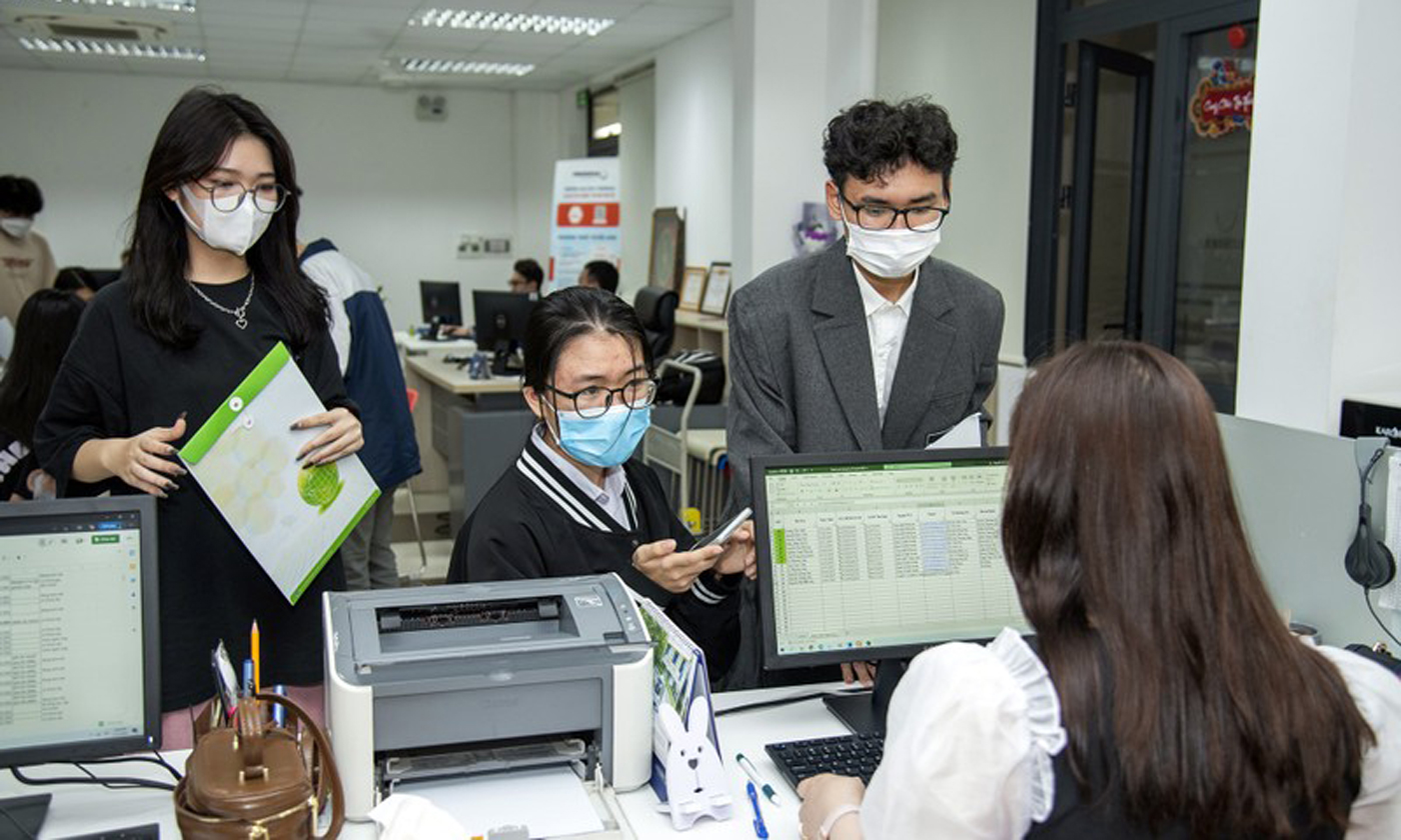 Thí sinh đăng ký xét tuyển vào Trường đại học Phenikaa năm 2023. (Ảnh CẨM LỆ) 