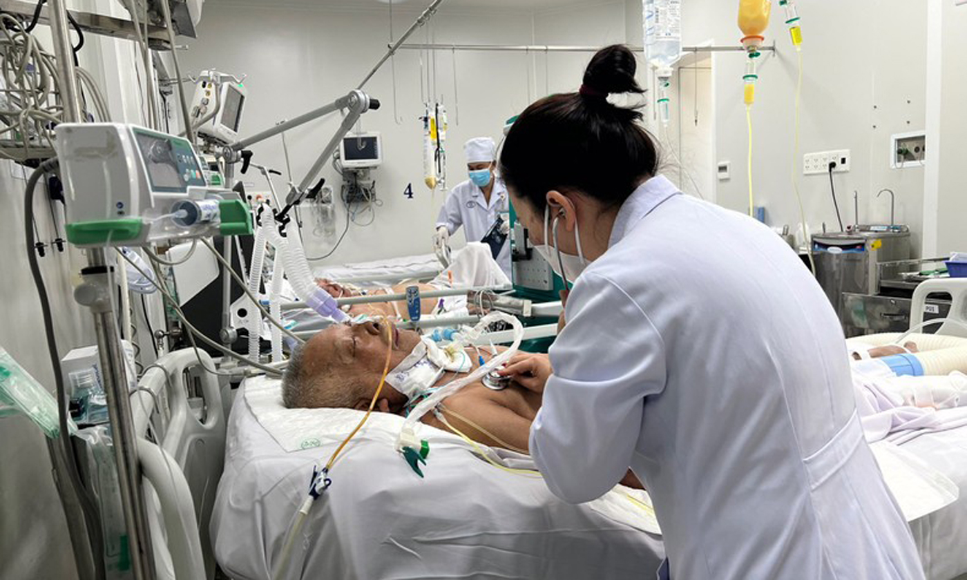 Những bệnh nhân diễn biến bệnh nặng đang được điều trị với nhiều trang thiết bị y tế hiện đại tại Khoa Bệnh Nhiệt đới (Bệnh viện Chợ Rẫy).