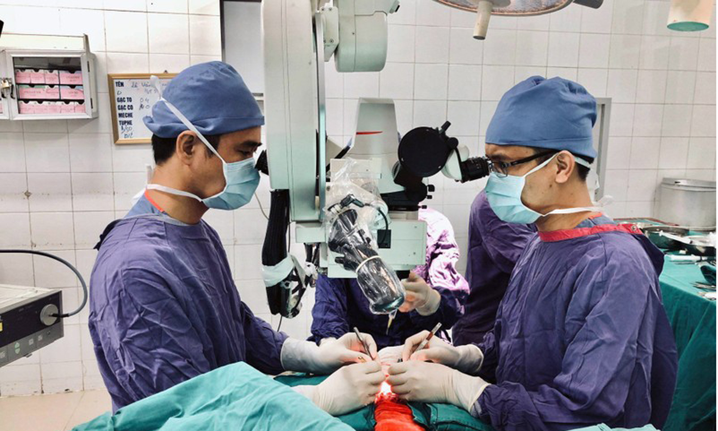 Hoạt động mổ phiên tại Bệnh viện Hữu nghị Việt Ðức đã trở lại bình thường. Trong ảnh: Các bác sĩ Khoa Phẫu thuật Hàm mặt-Tạo hình-Thẩm mỹ thực hiện ca phẫu thuật nối da đầu bị lột đứt rời cho người bệnh. 