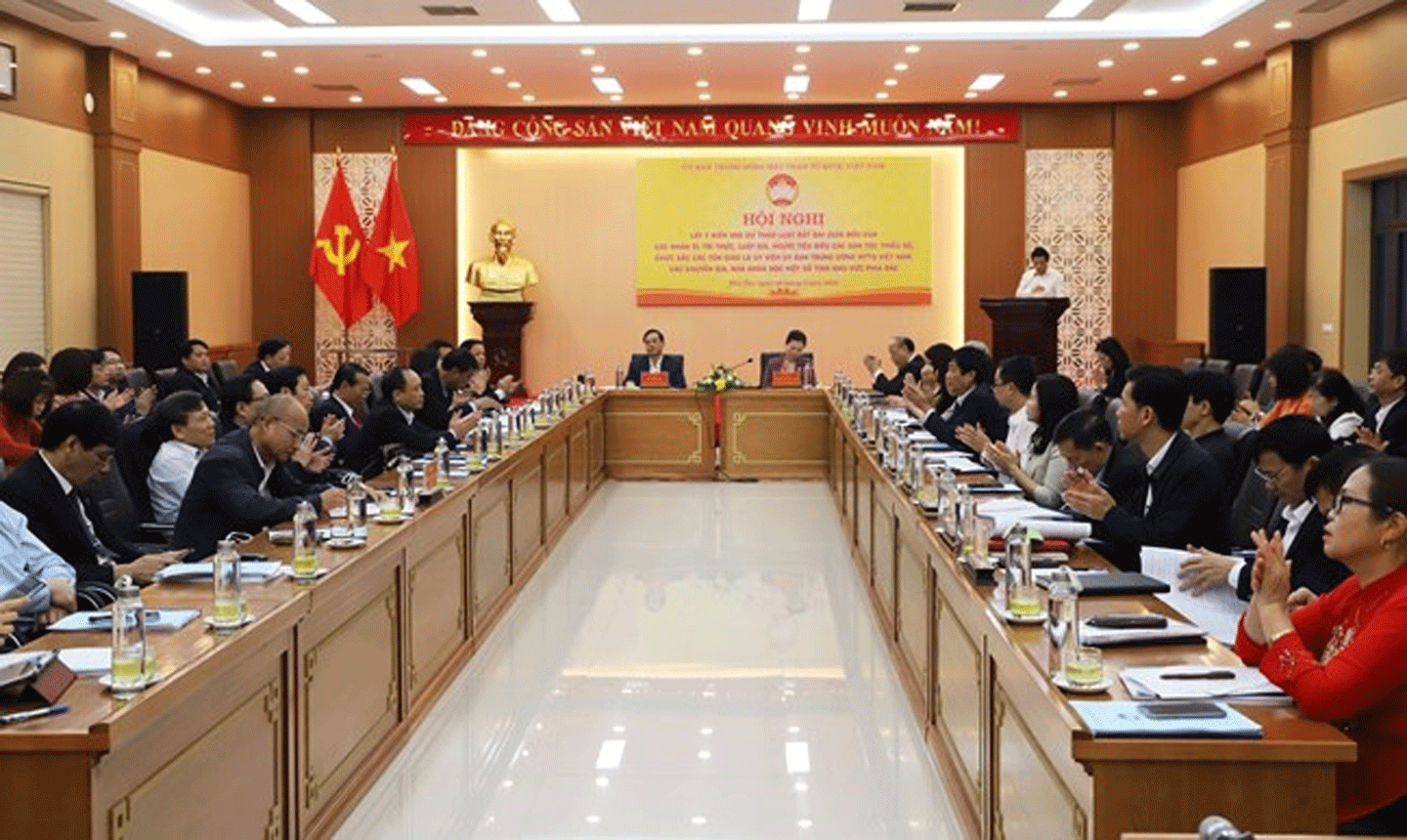 Hội nghị lấy ý kiến vào dự thảo Luật Đất đai (sửa đổi) của các nhân sĩ, trí thức, luật gia, người tiêu biểu các dân tộc thiểu số, chức sắc các tôn giáo là Ủy viên UBTƯ MTTQ Việt Nam, các chuyên gia, nhà khoa học một số tỉnh khu vực phía Bắc.  
