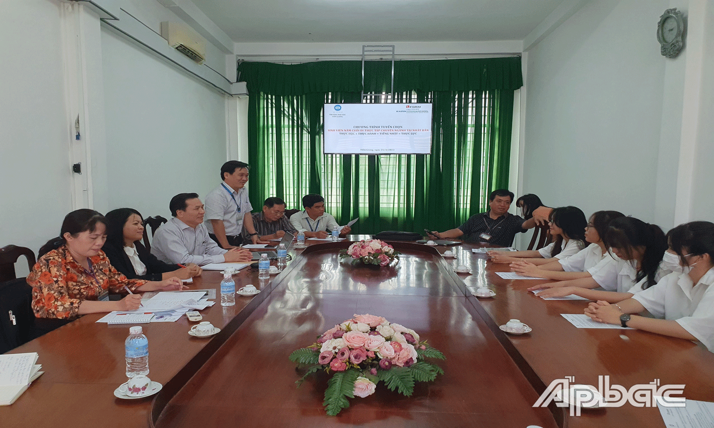 Quang cảnh buổi gặp gỡ. 