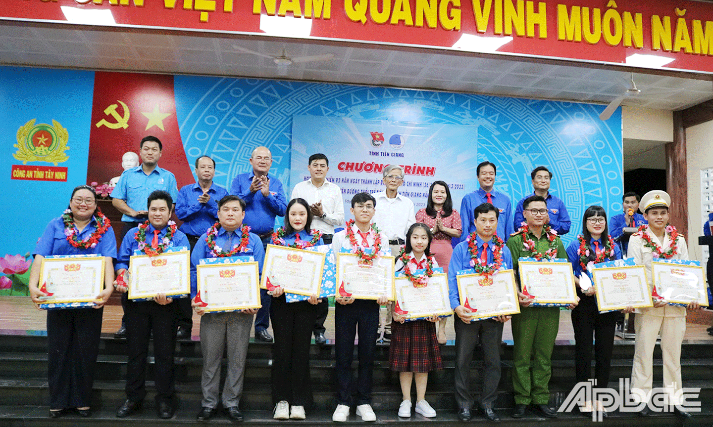 Tỉnh Đoàn Tiền Giang tuyên dương, khen thưởng 10 gương tuổi trẻ tiêu biểu nhận giải thưởng Tuổi trẻ tiêu biểu tỉnh Tiền Giang năm 2023.  