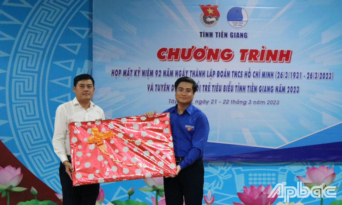 Tỉnh đoàn Tiền Giang và Tây Ninh trao tặng quà lưu niệm