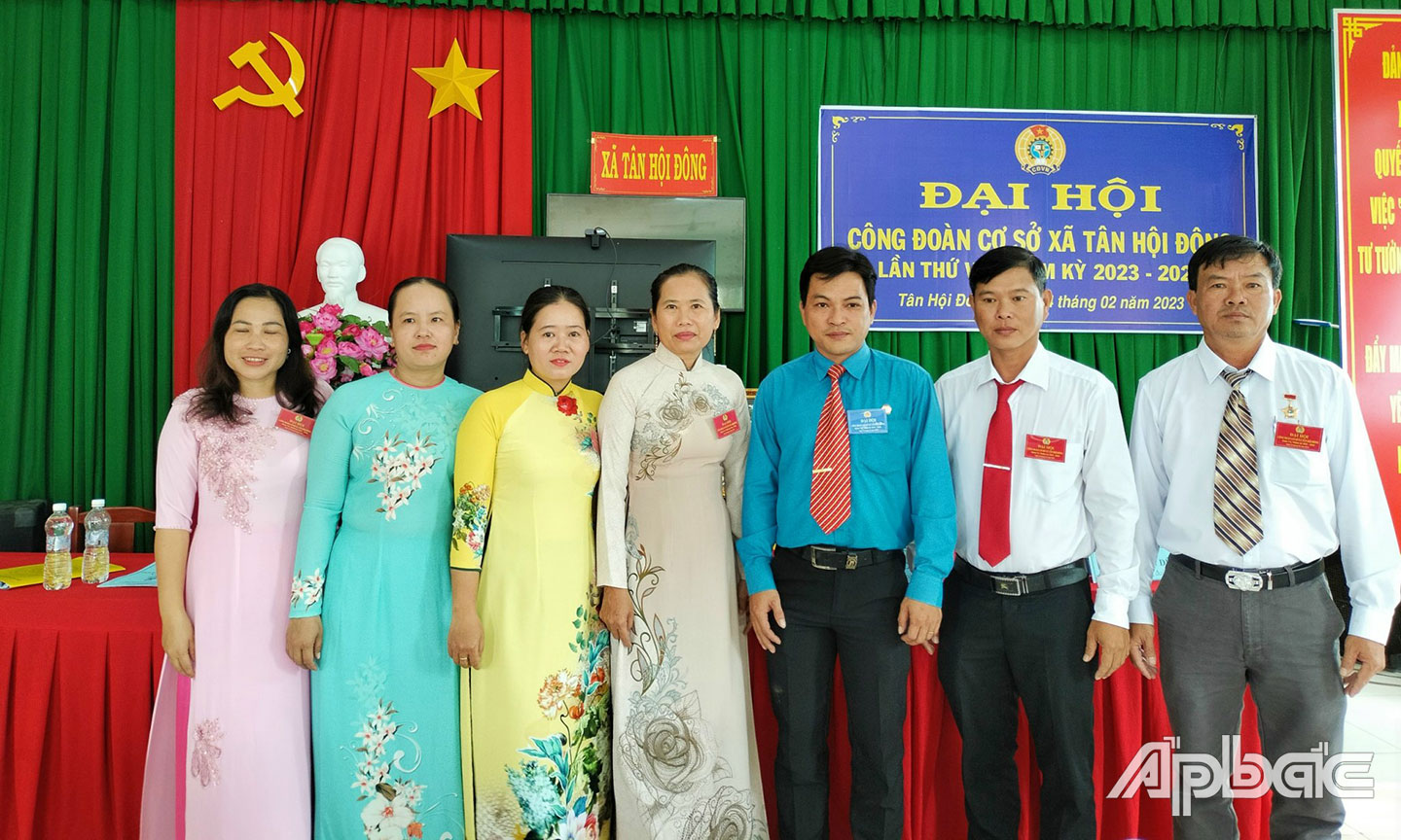 Chủ tịch Liên đoàn Lao động huyện Châu Thành Trương Thanh Hòa và Ban Chấp hành CĐCS  xã Tân Hội Đông nhiệm kỳ 2023 - 2028.