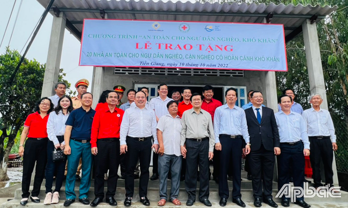 Nguyên Chủ tịch nước Trương Tấn Sang cùng Hội CTĐ Việt Nam, lãnh đạo tỉnh, Hội CTĐ tỉnh Tiền Giang bàn giao nhà an toàn cho gia đình ông Nguyễn Thế Hậu ở xã Bình Đông, TX. Gò Công.