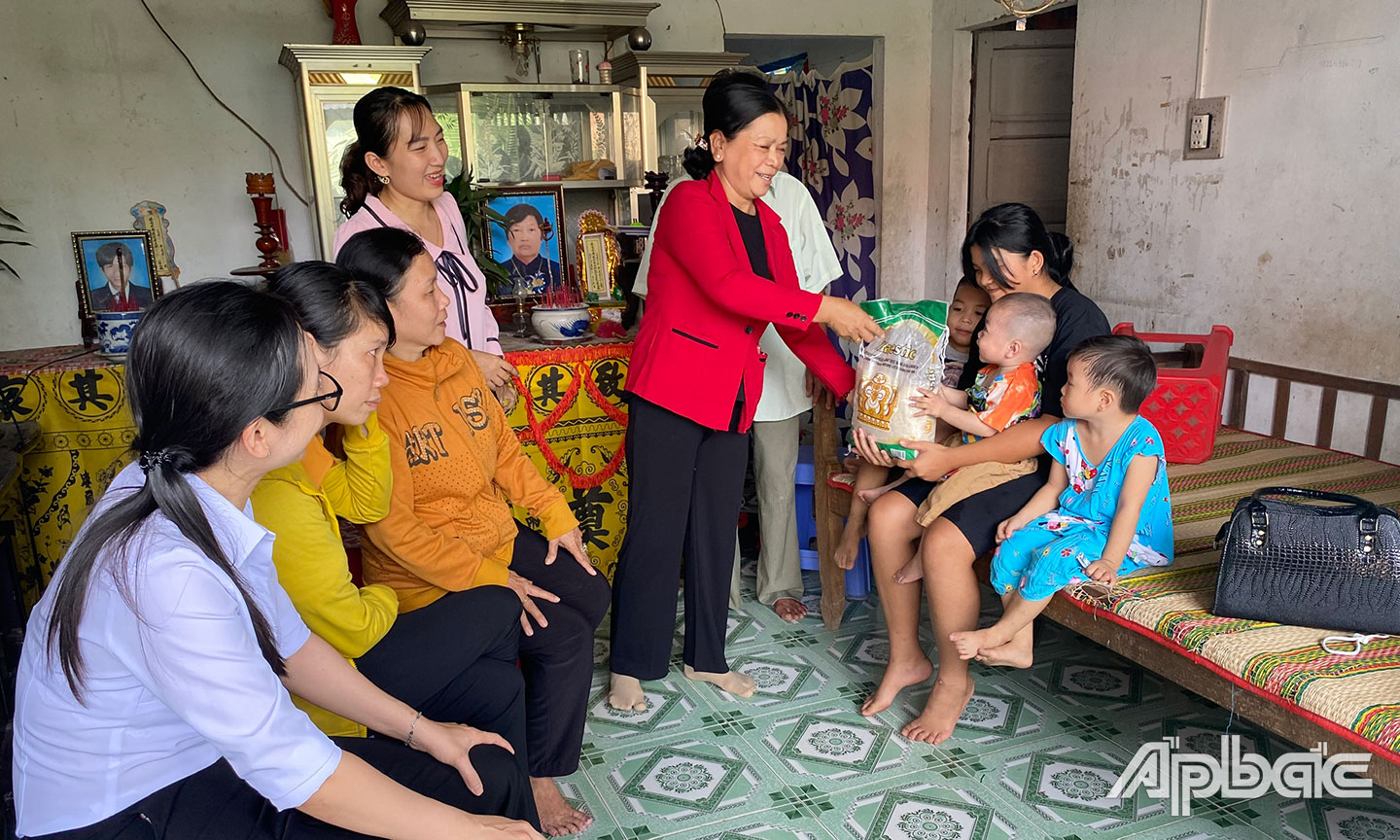 Chị Phượng thăm, tặng gạo cho 5 chị em Hằng, ở ấp 3B, xã Đạo Thạnh.