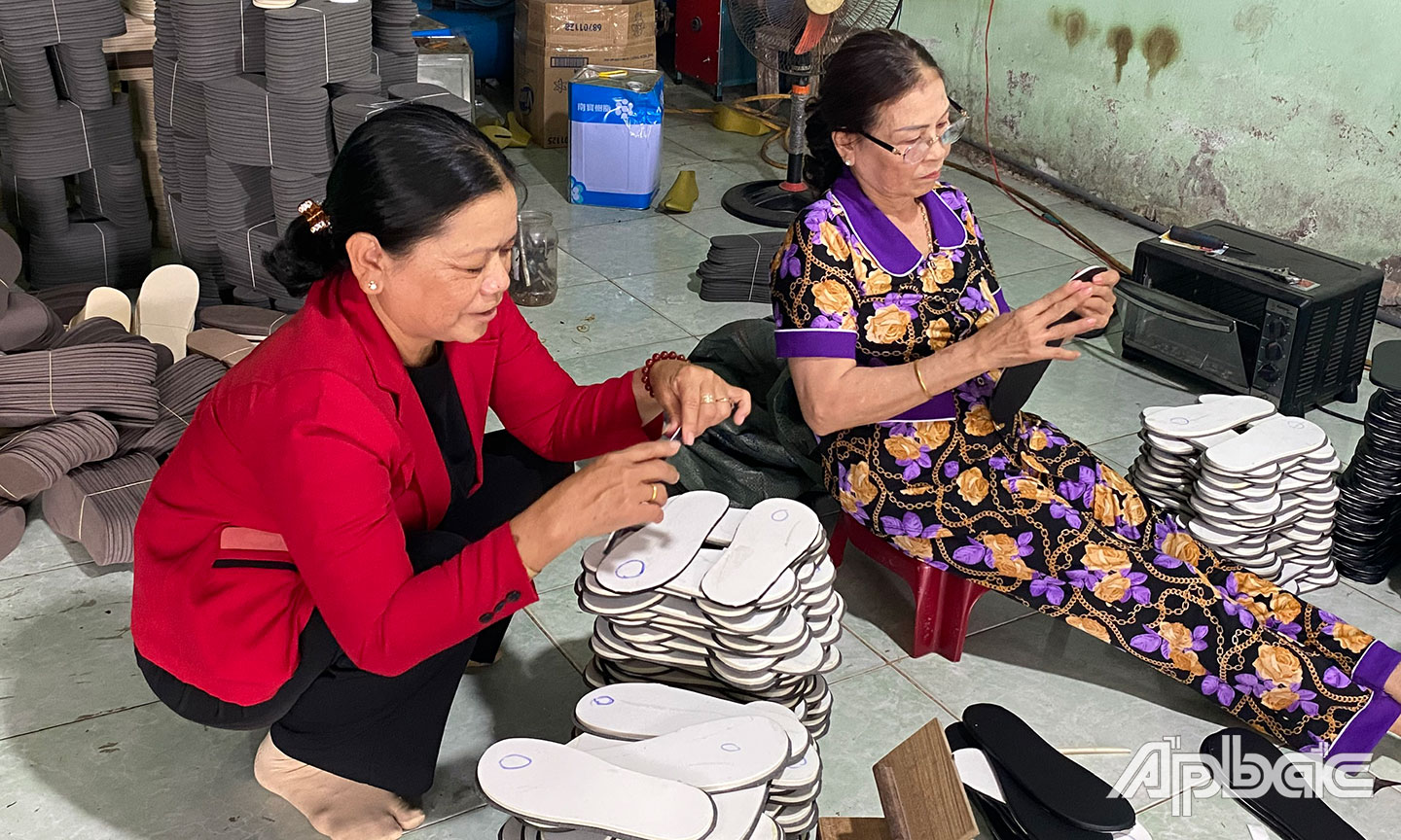Chị Phượng thường xuyên thăm hỏi, động viên chị em phụ nữ trong ấp 5.