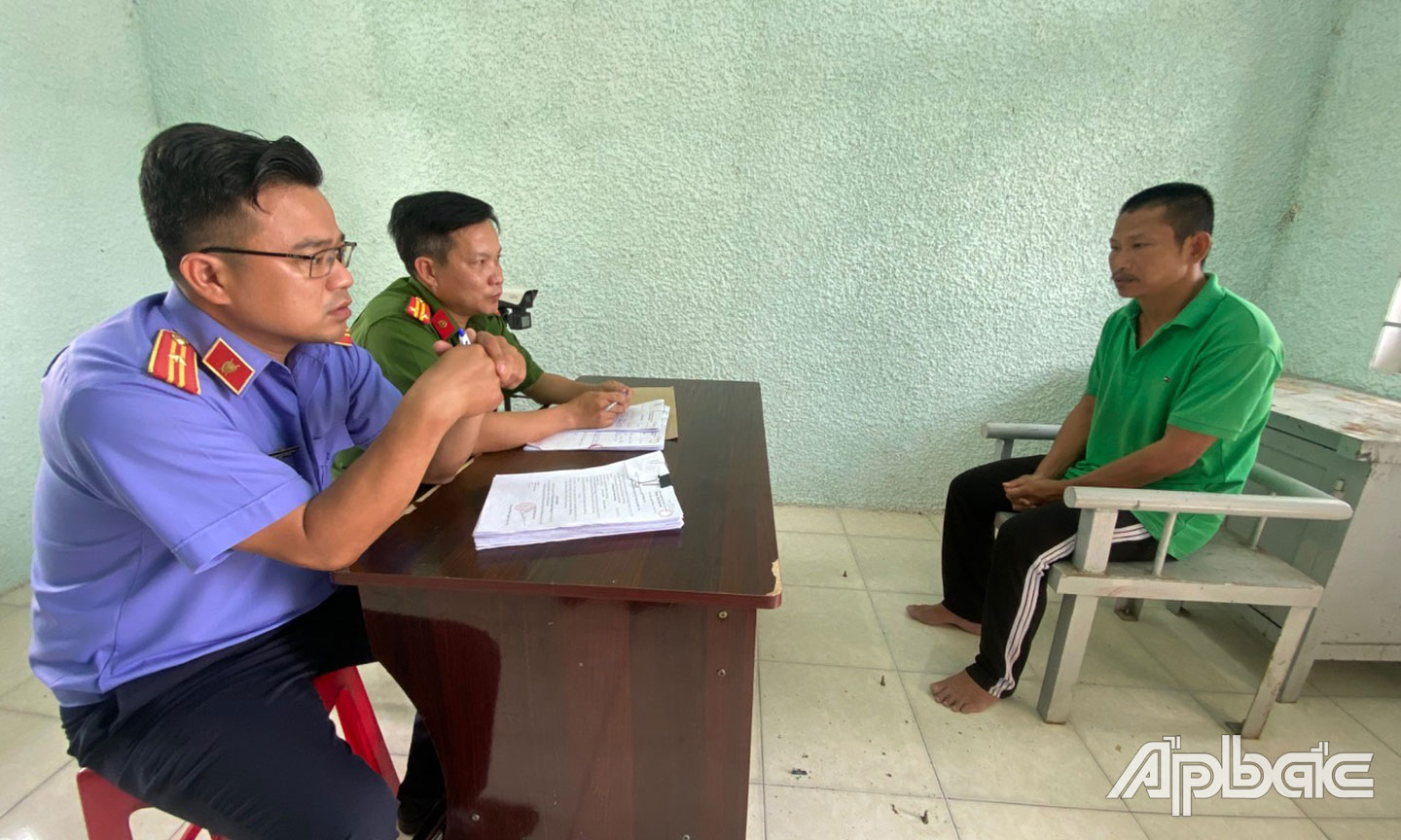 Công an huyện Tân Phước phối hợp Viện Kiểm sát nhân dân huyện làm việc, mở rộng điều tra đối tượng thực hiện hàng loạt vụ trộm.