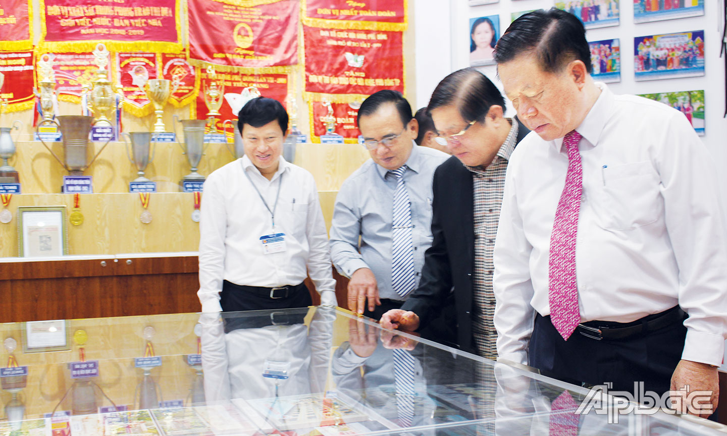 Bí thư Trung ương Đảng, Trưởng Ban Tuyên giáo Trung ương Nguyễn Trọng nghĩa tham quan Nhà truyền thống Trường THPT Nguyễn Đình Chiểu. 