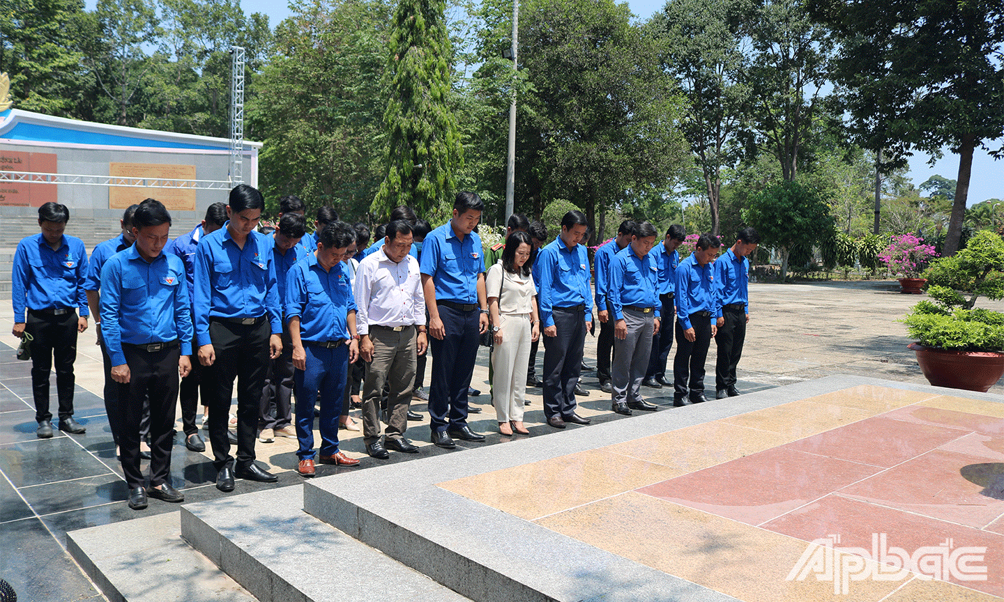 Đoàn dâng hương, dâng hoa Tượng đài đồng chí Phạm Hùng