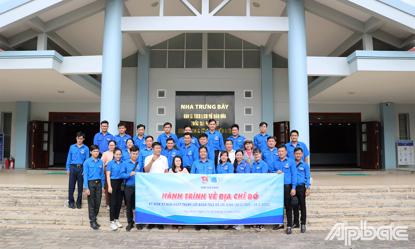 Đoàn dâng hương, dâng hoa tại nhà Tưởng niệm khu Di tích quốc gia đặc biệt Căn cứ Trung ương Cục Miền Namg niệm khu Di tích quốc gia đặc biệt Căn cứ Trung ương Cục Miền Nam