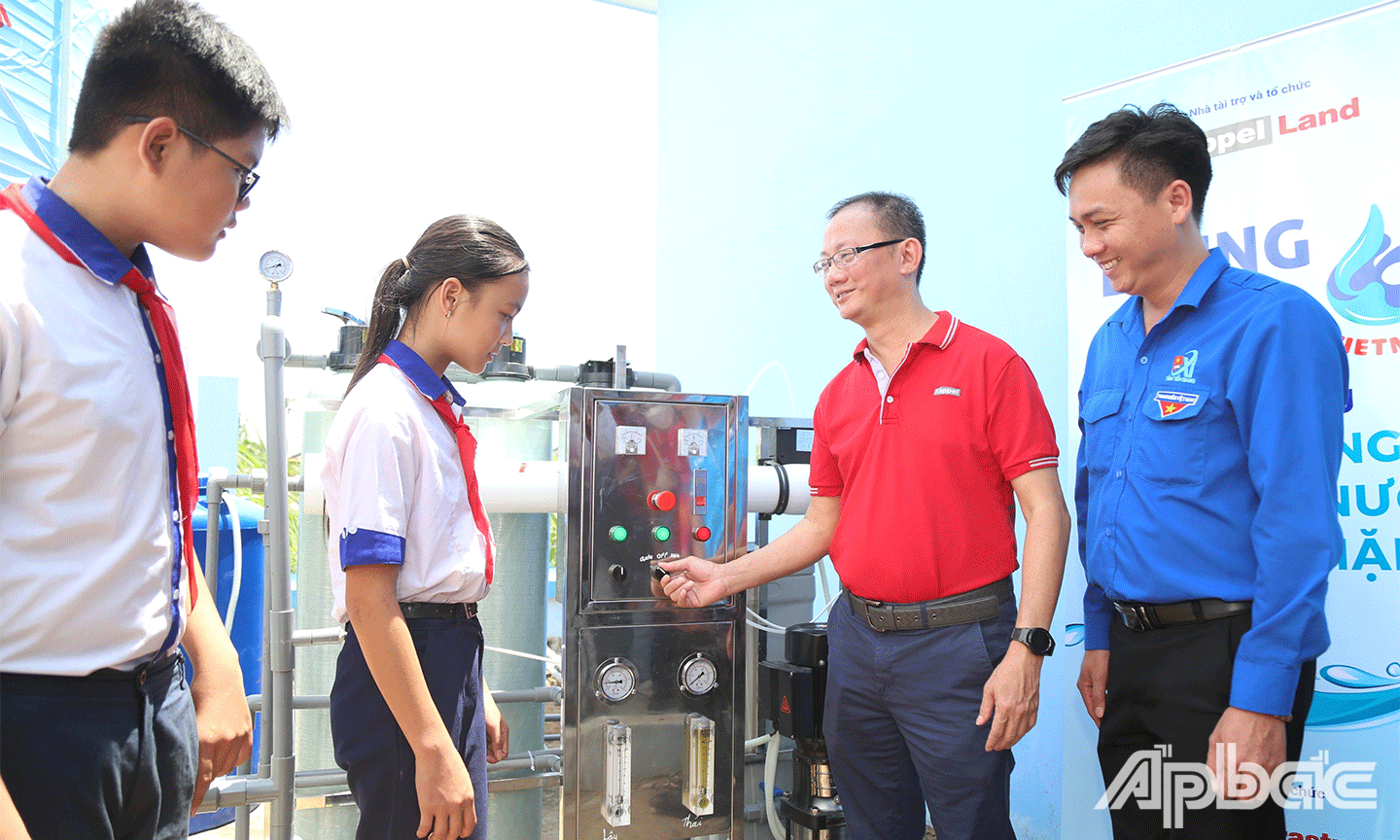 Đại diện Công ty TNHH Keppel Land Việt Nam giới thiệu về máy lọc nước nhiễm mặn 