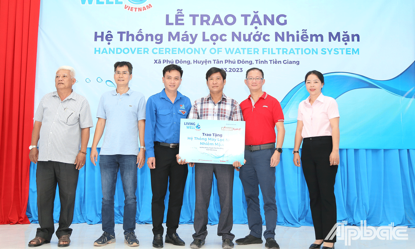 trao tặng 2 hệ thống máy lọc nước nhiễm mặn cho người dân xã Phú Đông và Tân Thạnh, huyện Tân Phú Đông