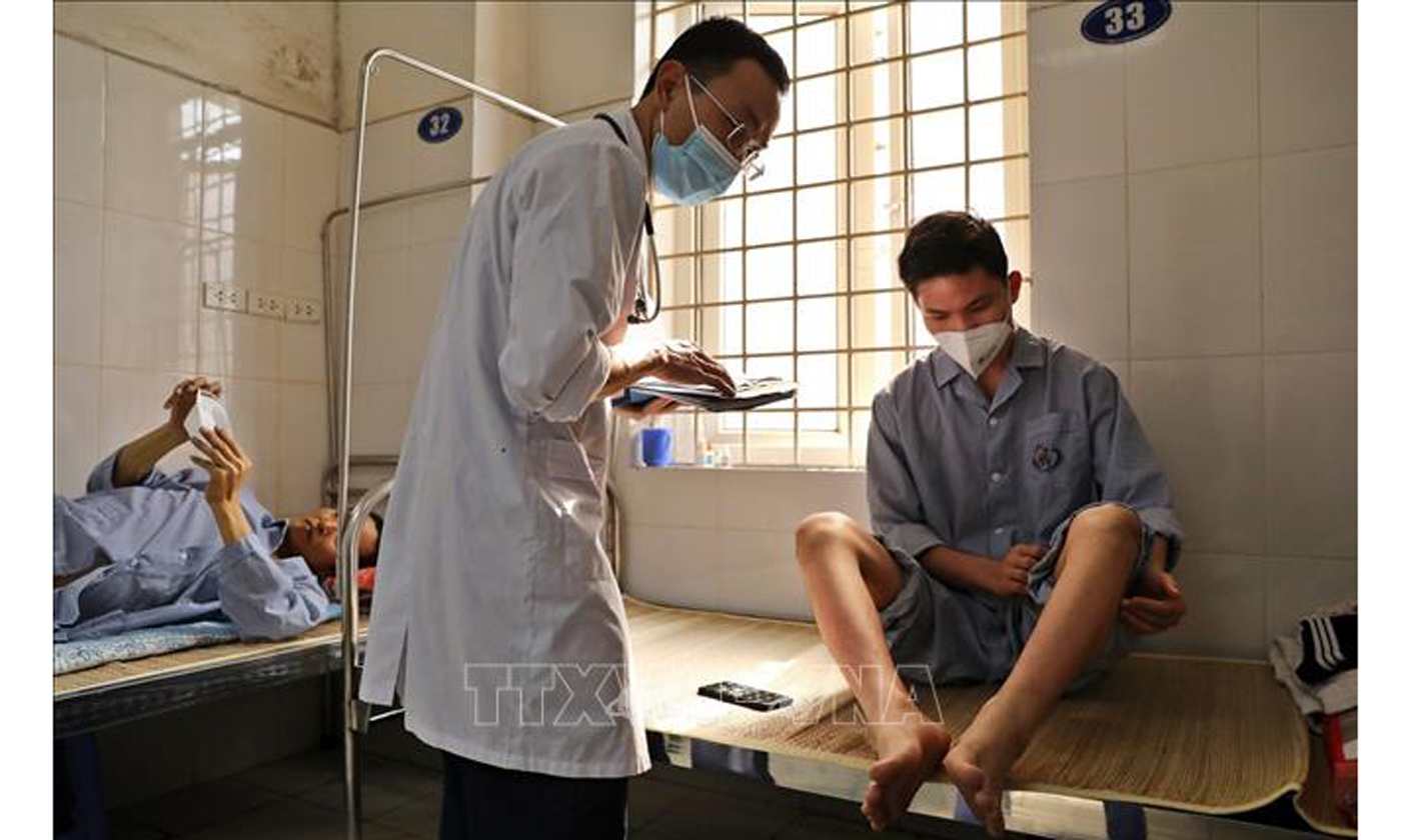 Điều trị bệnh nhân sốt xuất huyết tại Hà Nội. Ảnh tư liệu: TTXVN