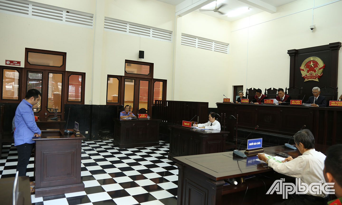 Quang cảnh tại HĐXX.