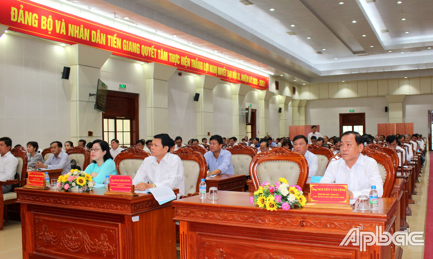 Các đại biểu đến tham dự hội nghị.