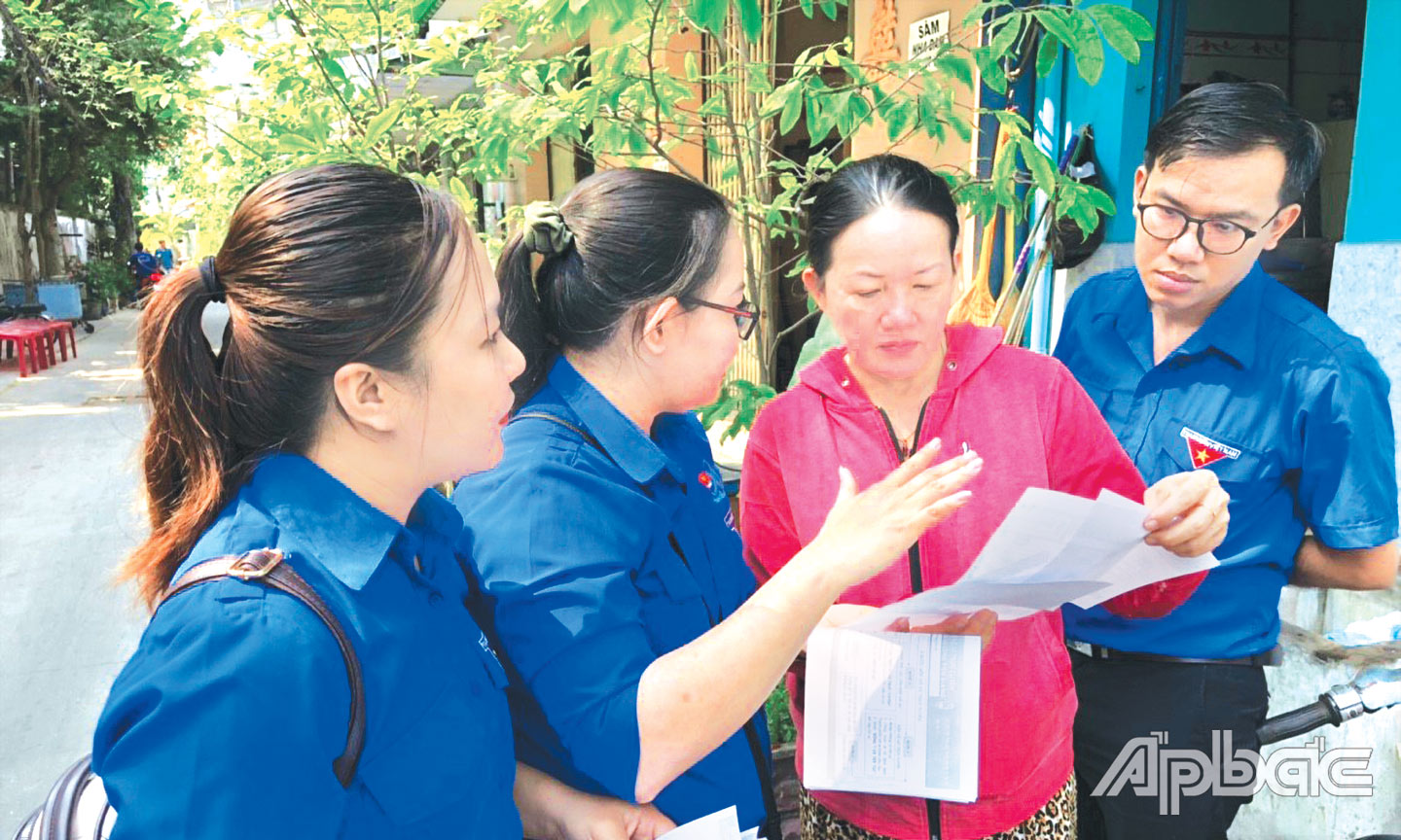 Đoàn viên Đoàn khối Cơ quan và Doanh nghiệp tỉnh hỗ trợ người dân thực hiện dịch vụ công trực tuyến tại UBND phường 2 và Bộ phận Tiếp nhận và trả kết quả TP. Mỹ Tho.                              Ảnh: LÝ OANH