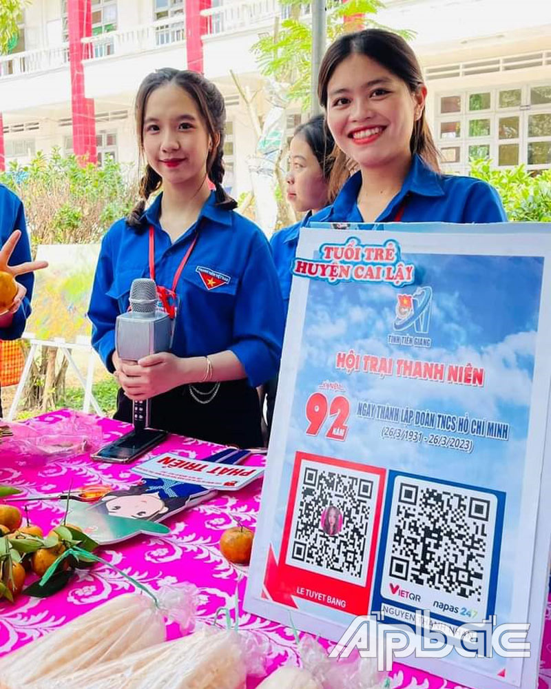 ĐVTN tham gia “Phiên chợ 4.0” thanh toán qua ứng dụng ví điện tử,  không sử dụng tiền mặt diễn ra tại huyện Tân Phước.