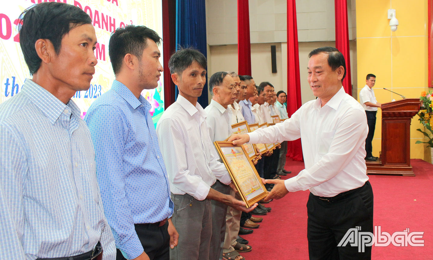 Chủ tịch UBND tỉnh Tiền Giang Nguyễn Văn Vĩnh trao Bằng khen của UBND tỉnh tặng cho các cá nhân có thành tích trong thực hiện Chuyên đề giai đoạn 2019 - 2022. 