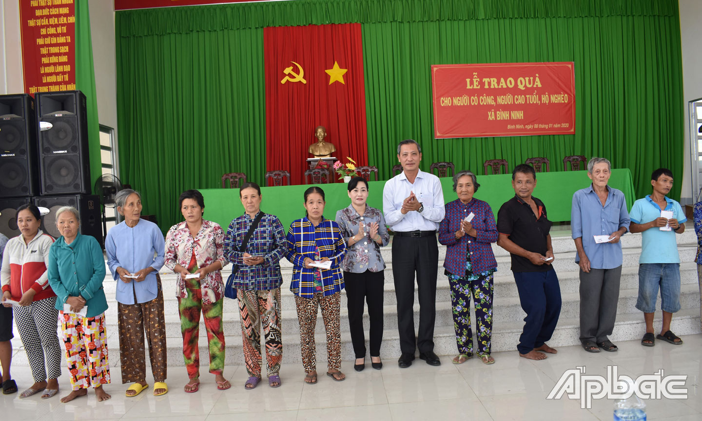 Ủy viên Ban Thường vụ, Trưởng Ban Tuyên giáo Tỉnh ủy Châu Thị Mỹ Phương và Bí thư Huyện ủy Chợ Gạo Ngô Hữu Thệ tặng quà cho gia đình chính sách, người nghèo trên địa bàn xã Bình Ninh.