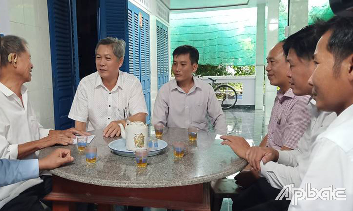 Chủ tịch UBND huyện Chợ Gạo Nguyễn Hồng Hữu thăm, tặng quà thương binh Nguyễn Văn Tam (ấp Đăng Nẵm, xã Đăng Hưng Phước).
